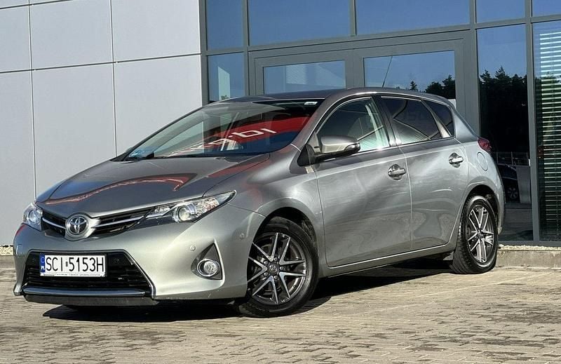 Używany Toyota Auris 132 KM (97 kW) 2015 Szary (metalik) Hatchback
