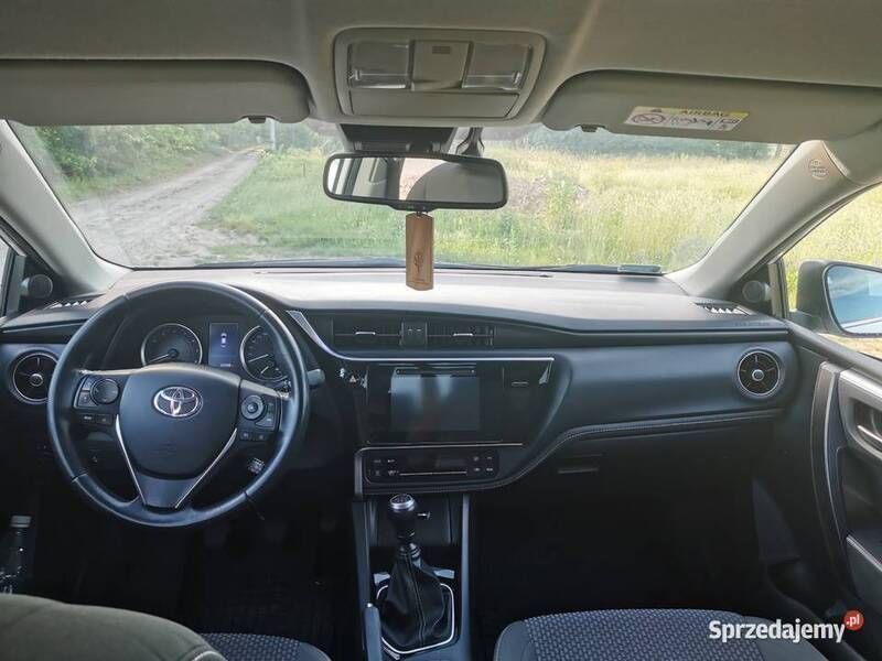 Używany Toyota Corolla Premium 132 KM (97 kW) 2017 Biały Sedan/Limuzyna