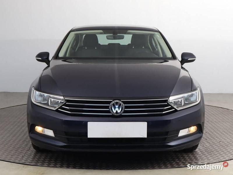 Używany VW Passat 2016 Niebieski Sedan/Limuzyna