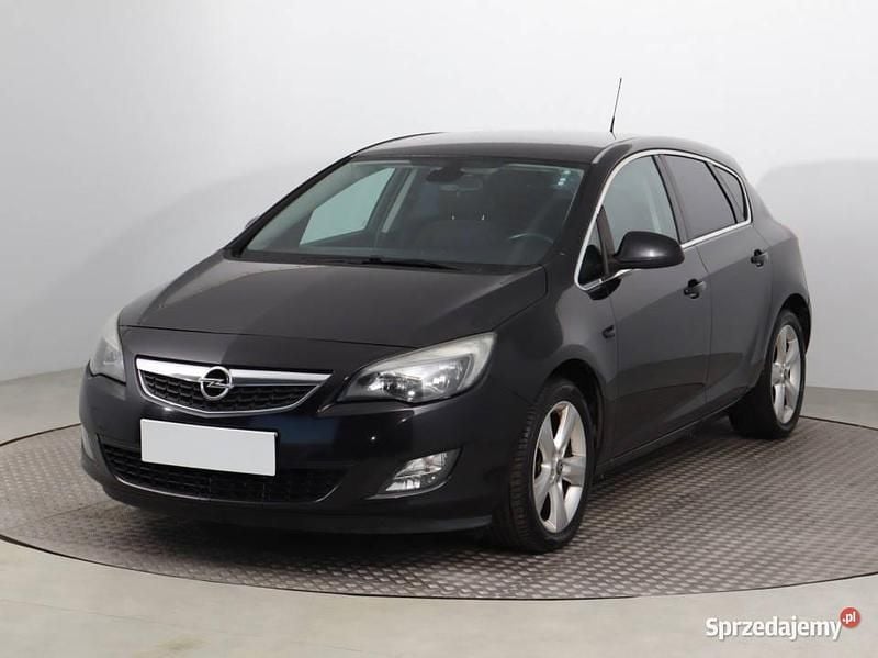 Używany Opel Astra 2010 Czarny Hatchback
