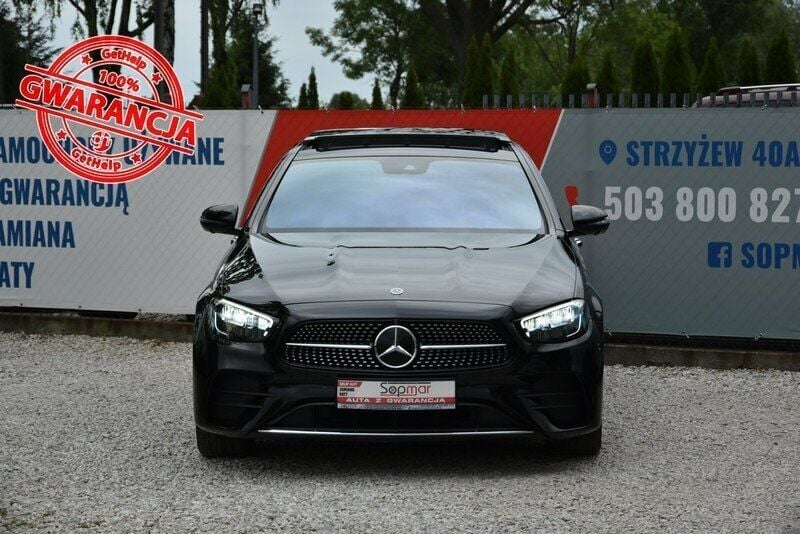Czarny (metalik, perła) Używany 2022 Mercedes E220 Sedan/Limuzyna | 169 800 zł - Obraz 1/4