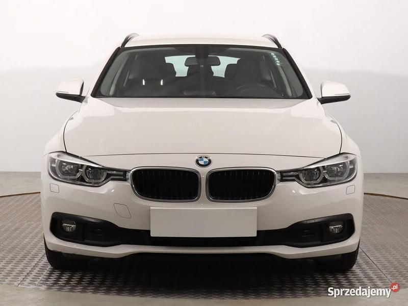 Biały Używany 2017 BMW 318 Kombi | 61 999 zł (Uczciwa cena) - Obraz 1/4
