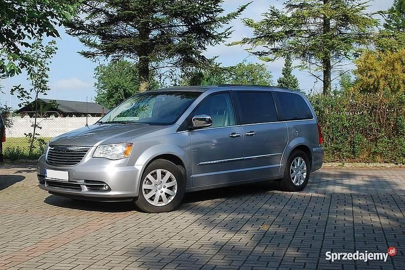 Szary Używany 2016 Chrysler Town & Country Van | 62 900 zł - Obraz 1/4