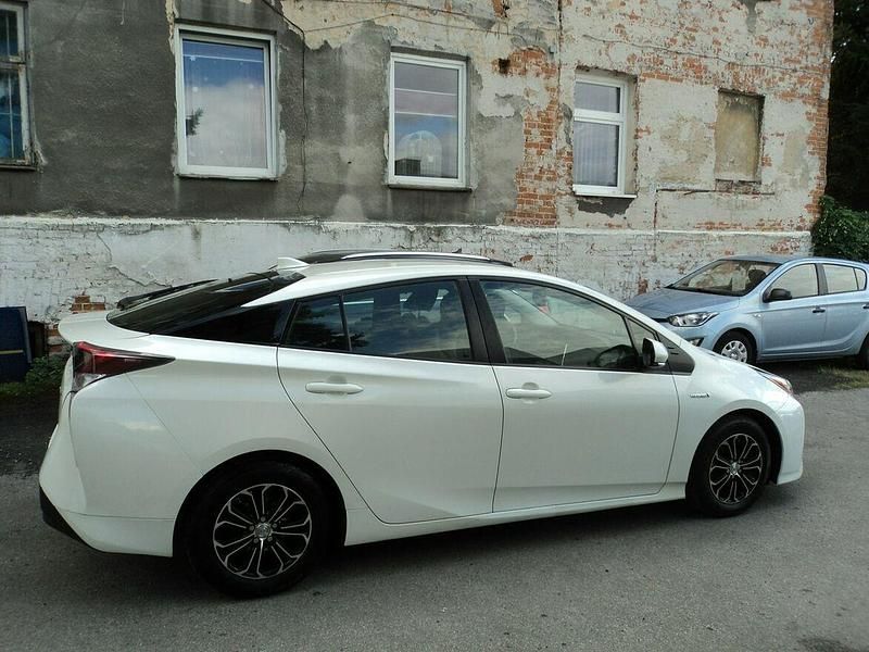 Używany Toyota Prius 100 KM (73 kW) 2018 Biały (metalik, perła) Hatchback