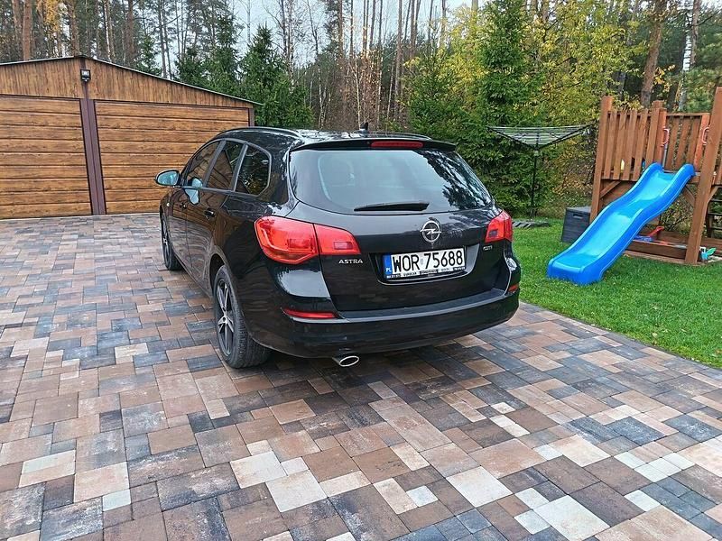 Czarny Używany 2012 Opel Astra Kombi | 16 500 zł (Drogi) - Obraz 1/4