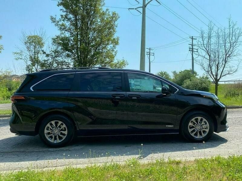 Używany Toyota Sienna 2021 Granatowy Minivan