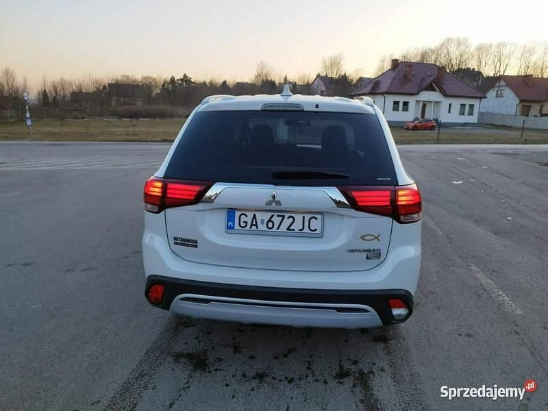 Używany Mitsubishi Outlander 150 KM (110 kW) 2019 Biały SUV