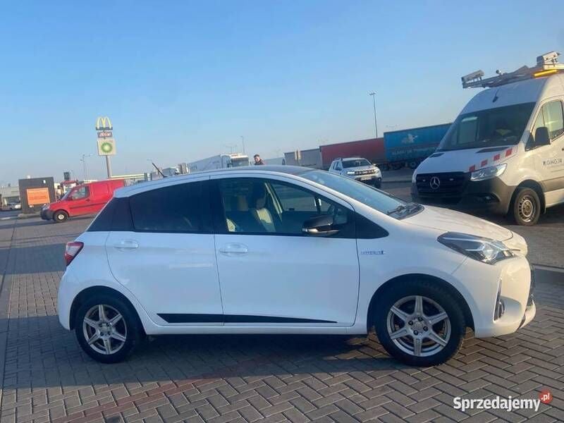 Używany 2017 Toyota Yaris Hybrid Sedan/Limuzyna | 34 900 zł - Obraz 1/4