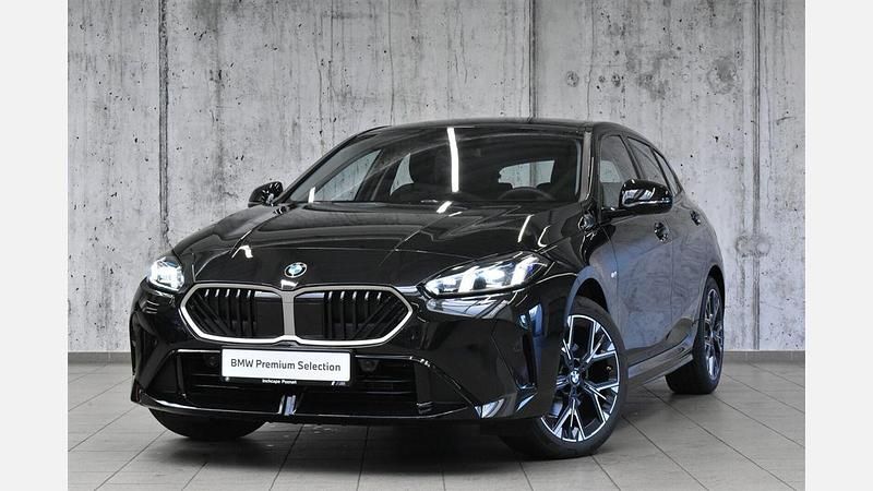 Czarny szafir metalizowany Używany 2025 BMW 118 Shadowline Hatchback | 149 900 zł - Obraz 1/3