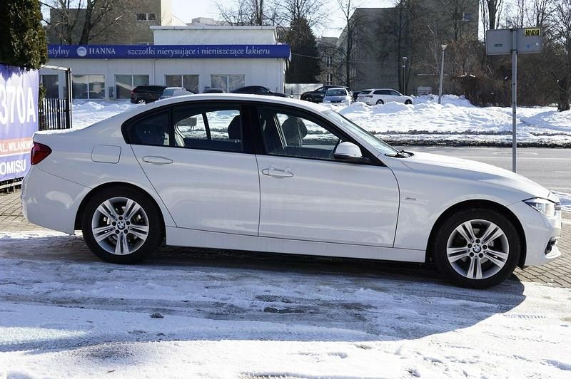Używany BMW 318 Sport Line 136 KM (100 kW) 2017 Biały Sedan/Limuzyna