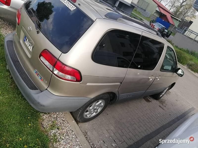 Używany 2001 Toyota Sienna Minivan | 17 500 zł - Obraz 1/4