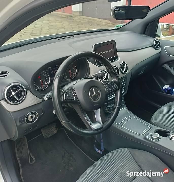 Biały Używany 2015 Mercedes A180 Hatchback | 38 500 zł (Dobra cena) - Obraz 1/4