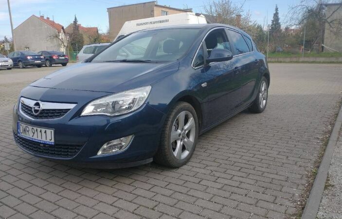 Inny kolor Używany 2011 Opel Astra Hatchback | 23 500 zł (Uczciwa cena) - Obraz 1/4