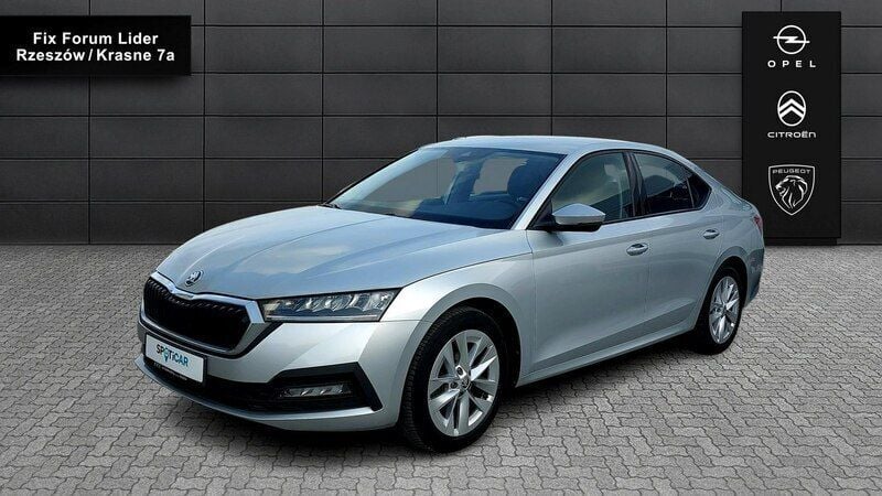 Srebrny (metalik) Używany 2021 Skoda Octavia Hatchback | 72 900 zł (Dość drogi) - Obraz 1/3