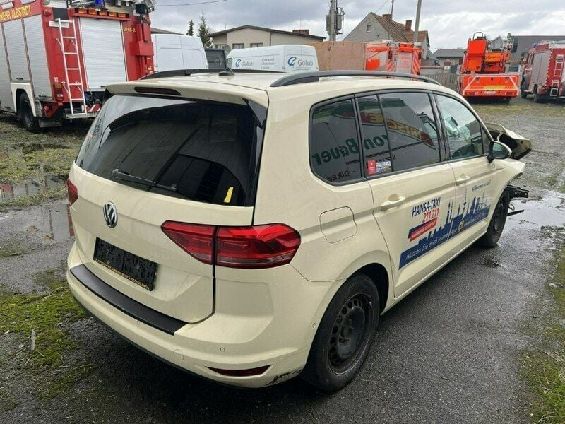 Beżowy Używany 2020 VW Touran Minivan | 22 000 zł - Obraz 1/4
