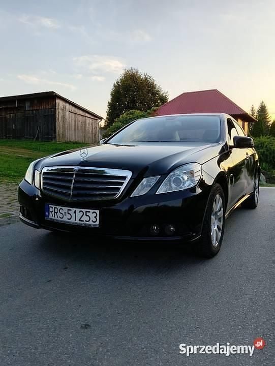 Czarny Używany 2010 Mercedes E250 Sedan/Limuzyna | 42 900 zł - Obraz 1/4