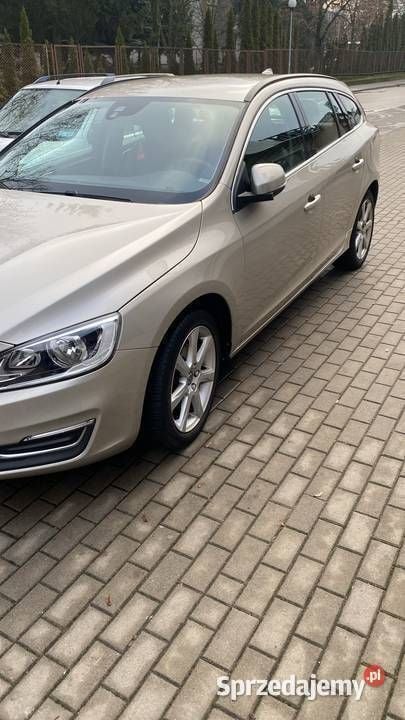 Beżowy Używany 2018 Volvo V60 Summum Kombi | 75 000 zł (Dość drogi) - Obraz 1/4