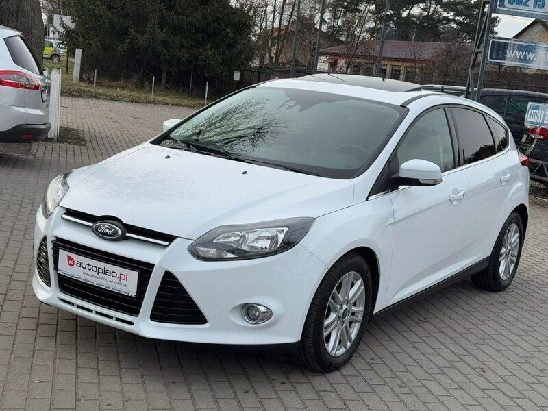 Biały (metalik) Używany 2013 Ford Focus Hatchback | 22 900 zł (Dobra cena) - Obraz 1/4