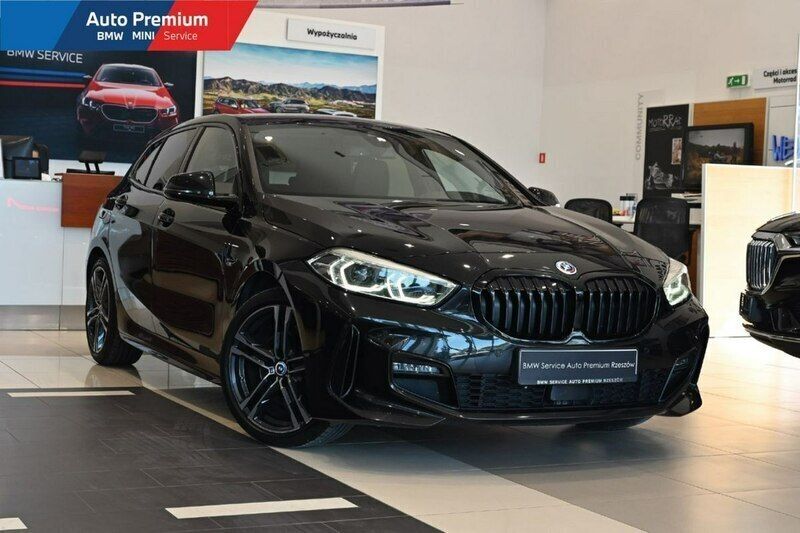 Czarny (metalik) Używany 2022 BMW 128 Sedan/Limuzyna | 97 900 zł - Obraz 1/4