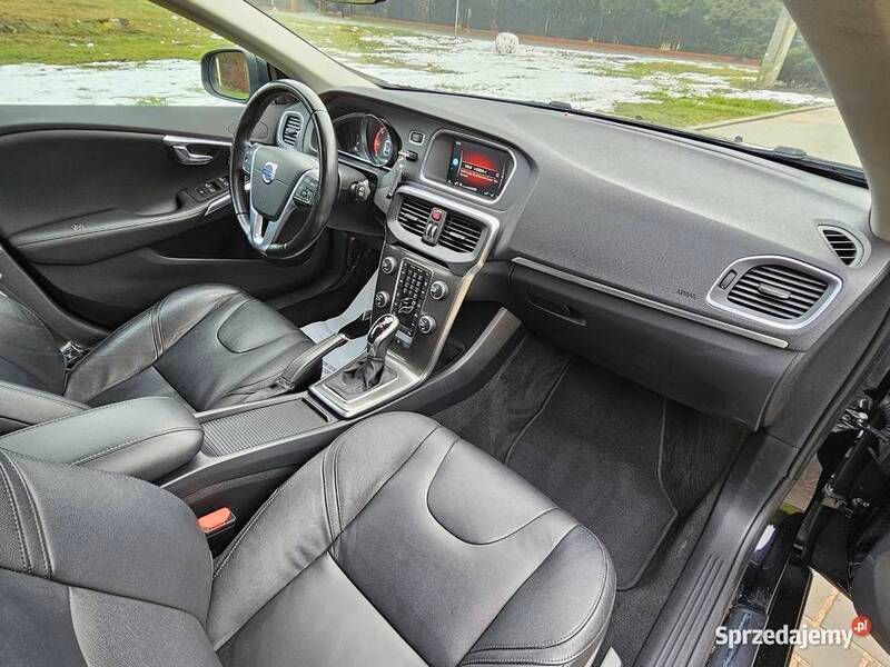 Używany Volvo V40 2015 Czarny Kombi