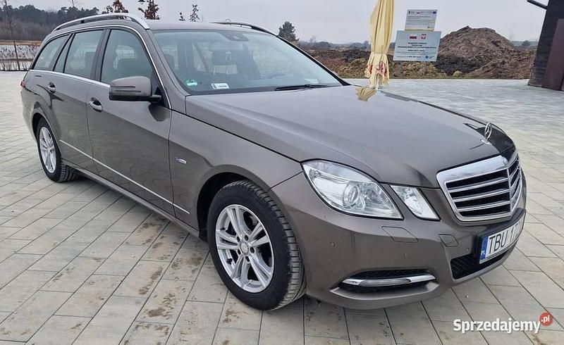 Złoty Używany 2011 Mercedes E200 Avantgarde Kombi | 30 800 zł (Dobra cena) - Obraz 1/4