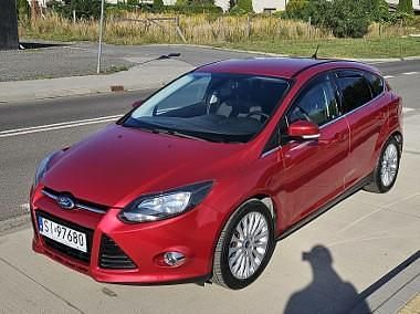 Bordowy Używany 2011 Ford Focus Titanium Hatchback | 23 900 zł (Uczciwa cena) - Obraz 1/4