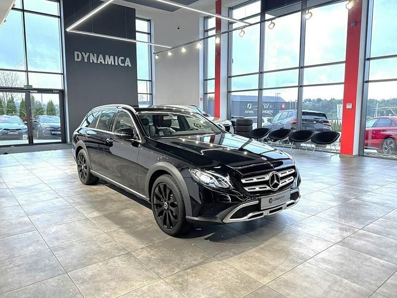 Czarny Używany 2017 Mercedes E220 All-Terrain Kombi | 111 900 zł - Obraz 1/3
