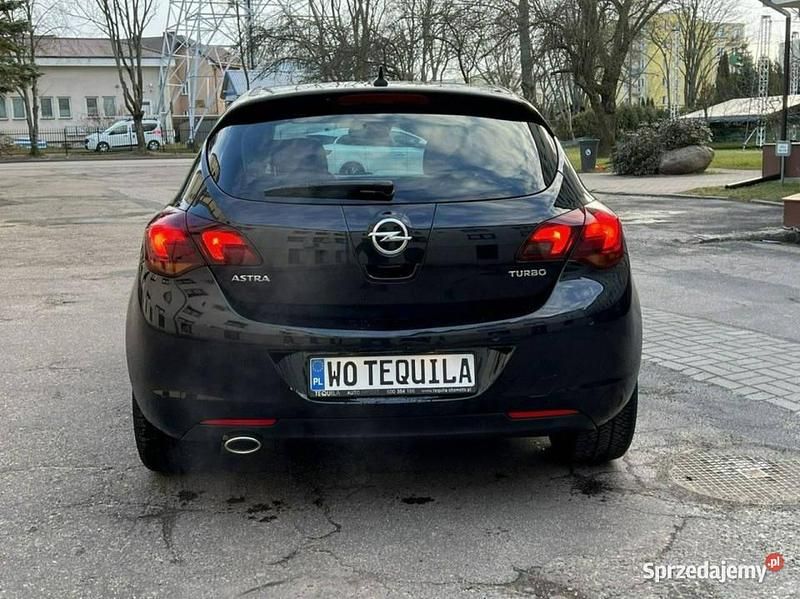 Używany Opel Astra Cosmo 140 KM (102 kW) 2011 Czarny (metalik) Sedan/Limuzyna