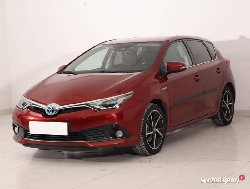 Używany Toyota Auris Hybrid 2017 Bordowy Hatchback