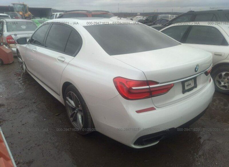 Używany BMW 750 445 KM (327 kW) 2017 Biały Sedan/Limuzyna