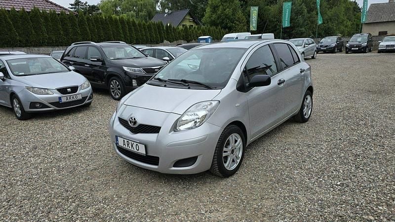 Używany Toyota Yaris 100 KM (73 kW) 2010 Srebrny Hatchback