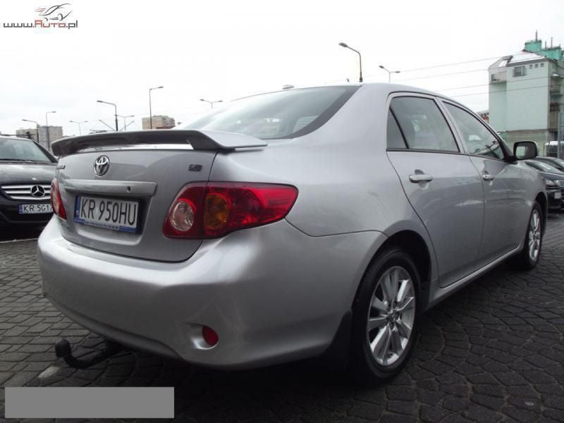 Używany Toyota Corolla 132 KM (97 kW) 2008 Srebrny Sedan/Limuzyna