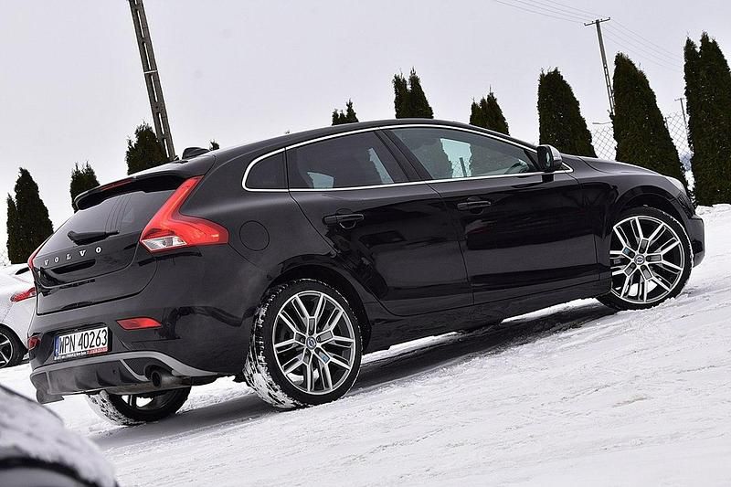 Używany Volvo V40 120 KM (88 kW) 2015 Czarny (metalik) Hatchback