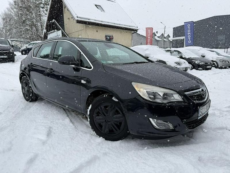 Używany Opel Astra 125 KM (91 kW) 2012 Czarny Hatchback