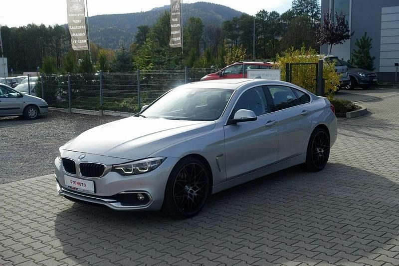 Srebrny (metalik) Używany 2019 BMW 418 Coupe | 85 900 zł - Obraz 1/4