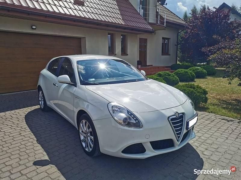 Biały Używany 2010 Alfa Romeo Giulietta Hatchback | 28 800 zł (Uczciwa cena) - Obraz 1/4