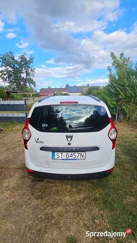Biały Używany 2016 Dacia Lodgy Minivan | 26 000 zł (Uczciwa cena) - Obraz 1/4
