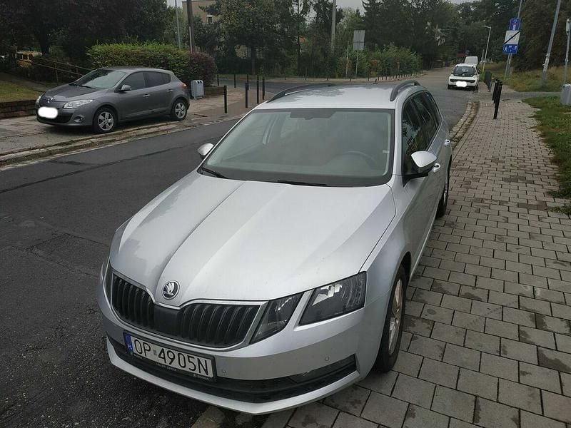 Srebrny Używany 2020 Skoda Octavia Ambition Kombi | 49 200 zł (Dobra cena) - Obraz 1/4