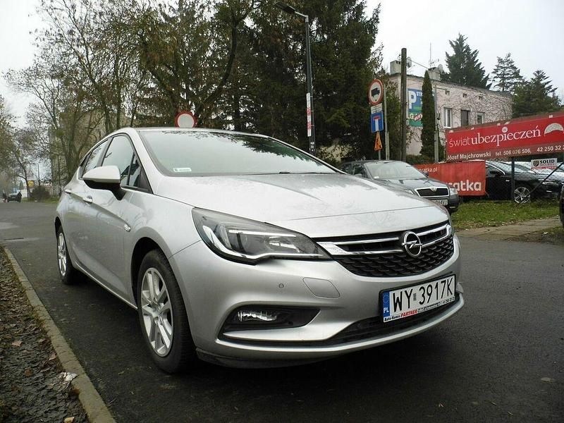 Używany Opel Astra 101 KM (74 kW) 2017 Srebrny Hatchback