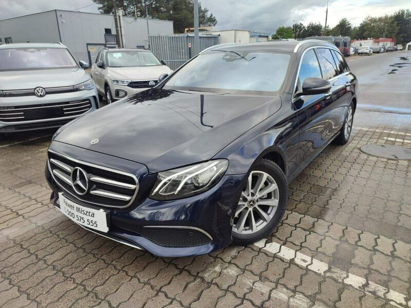 Używany Mercedes E200 160 KM (117 kW) 2020 Niebieski ciemny (metalik) Kombi