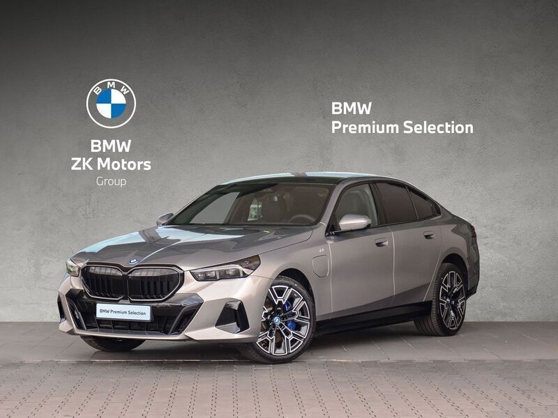 Szary oxide metalizowany Używany 2025 BMW 550e Comfort Edition Sedan/Limuzyna | 399 900 zł - Obraz 1/3