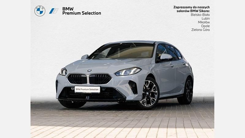 Szary brooklyn m metalizowany Używany 2025 BMW 120 Shadowline Hatchback | 159 900 zł (Uczciwa cena) - Obraz 1/3
