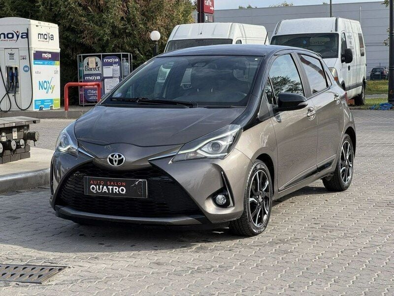 Szary (metalik) Używany 2017 Toyota Yaris Hatchback | 48 500 zł (Uczciwa cena) - Obraz 1/4