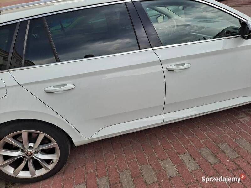 Biały Używany 2016 Skoda Superb Kombi | 55 000 zł (Uczciwa cena) - Obraz 1/4