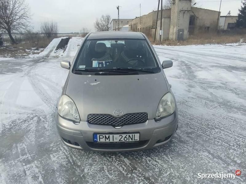 Używany Toyota Yaris 75 KM (55 kW) 2005 Złoty Hatchback
