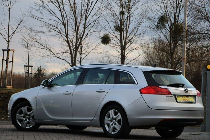 Używany Opel Insignia 131 KM (96 kW) 2010 Srebrny metalik (metallic) Sedan/Limuzyna