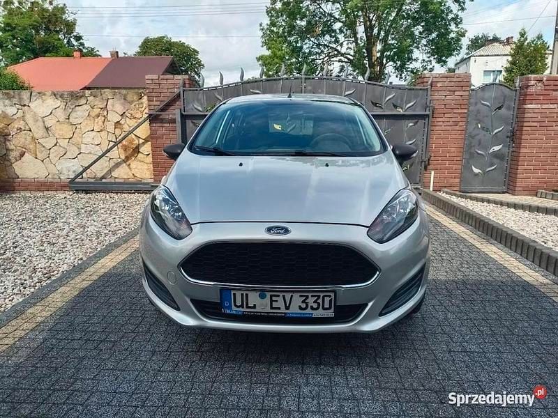 Używany Ford Fiesta 2016 Srebrny Hatchback