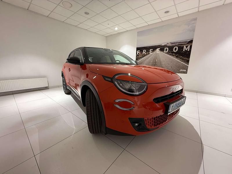 Nowe Fiat 600 La Prima 145 KM (106 kW) 2025 Lakier metalizowany zielony mare z dachem w kolorze czarny cinema Hatchback
