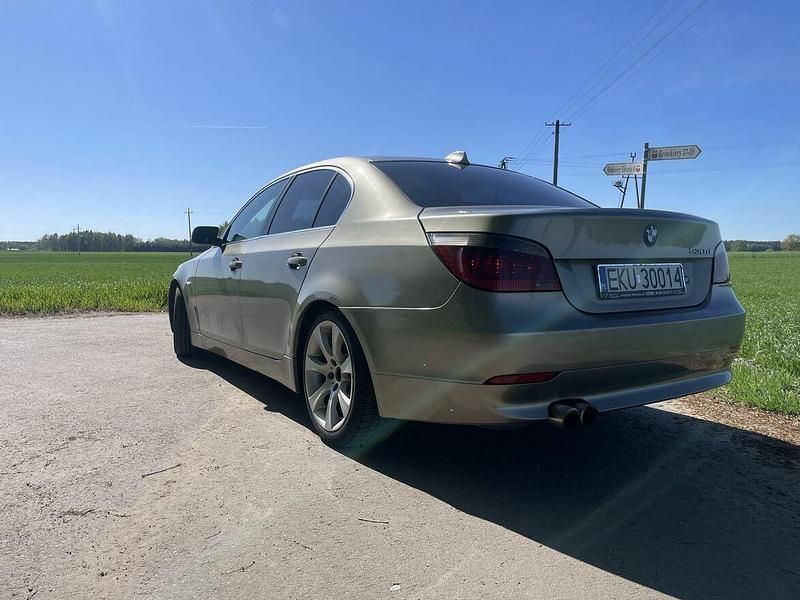 Używany BMW 530 2004 Żółtozłoty Sedan/Limuzyna
