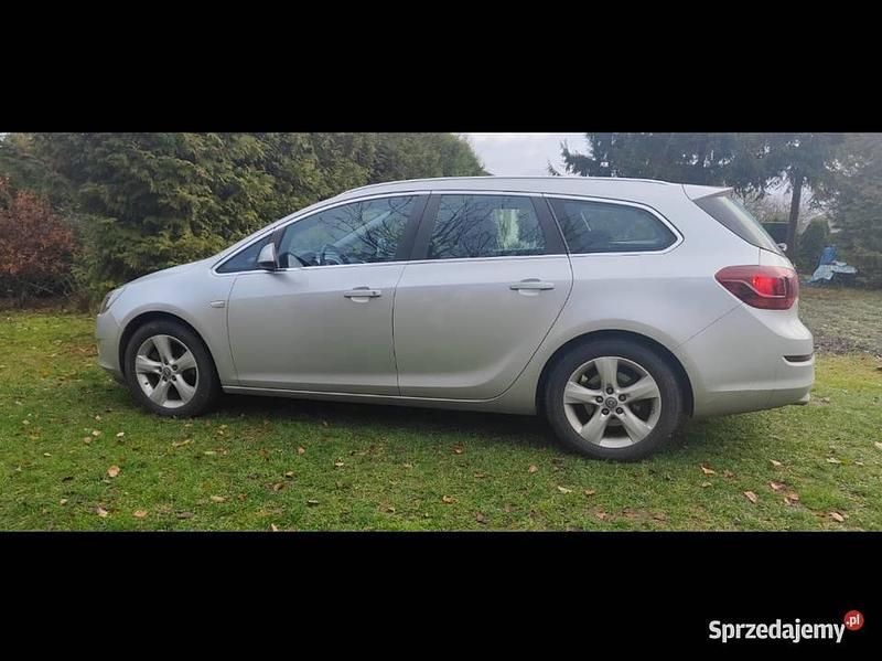 Używany Opel Astra 165 KM (121 kW) 2012 Srebrny Sedan/Limuzyna